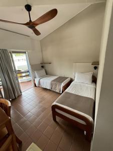 um quarto com duas camas e um ventilador de teto em Aguasol Hotel Termal em Termas del Daymán mais 71 fotografias