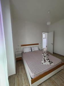 Postel nebo postele na pokoji v ubytování JL tirana resort radhime