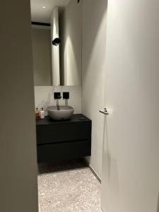 a bathroom with a sink and a mirror at Wunderschöne Wohnung nahe Köln und Düsseldorf in Dormagen +14 photos