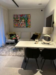a living room with a table and two chairs at Wunderschöne Wohnung nahe Köln und Düsseldorf in Dormagen