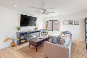 Μια τηλεόραση ή/και κέντρο ψυχαγωγίας στο Desert Oasis Condo