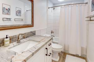 Ένα μπάνιο στο Desert Oasis Condo