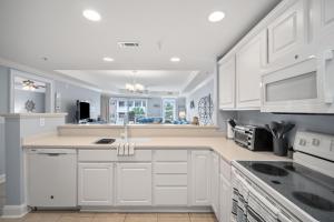 Dapur atau dapur kecil di Tybee Turtle Time Condo
