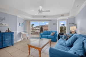 Ruang duduk di Tybee Turtle Time Condo