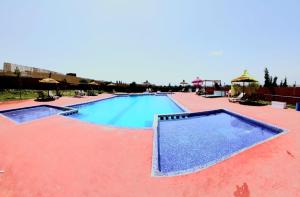 Bazén v ubytování Espace happy village settat nebo v jeho okolí