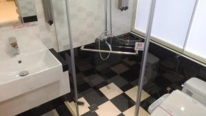 Un baño con ducha, lavabo e inodoro. en Morwing Hotel Fairytale, en Taipéi