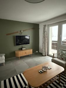 TV a/nebo společenská místnost v ubytování Apartment Snowball, Modern, cosy, Matterhorn views
