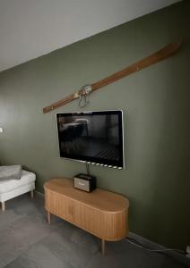 TV a/nebo společenská místnost v ubytování Apartment Snowball, Modern, cosy, Matterhorn views