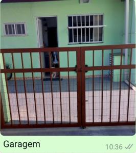 a gate in front of a house at Cantinho da casa verde em Praia Seca in Araruama