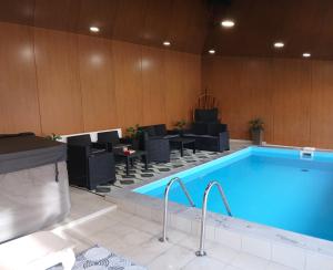 La alberca dentro o cerca de Къща Принцеса Анастасия 9 fotos más