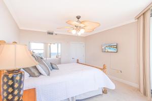 Ένα ή περισσότερα κρεβάτια σε δωμάτιο στο Emerald Dolphin 2B Condo - 540