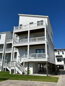 斩魔山Breeze On Inn的公寓大楼的一侧设有阳台。