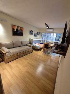a living room with a couch and a table at Apartamento Urquiza in San Carlos de Bariloche