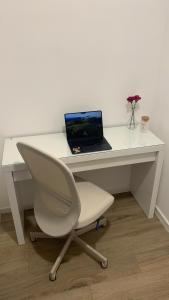 TV i/ili multimedijalni sistem u objektu Apartman Veverko