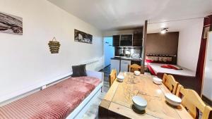 Kuchnia lub aneks kuchenny w obiekcie Résidence Zodiaque - BEAU STUDIO ALCOVE DE 31M² MAE-6794