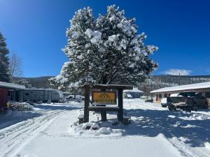 una señal en la nieve junto a un árbol en Historic Mora Inn & RV Park, en Cleveland 20 fotos más