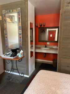 un baño con lavabo y espejo en Historic Mora Inn & RV Park, en Cleveland