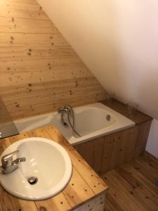 een badkamer met een wastafel en een ligbad bij L'estive gîte 4 étoiles in Nasbinals +35 foto's