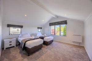 Postel nebo postele na pokoji v ubytování Central Wanaka Escape - 5BR Retreat