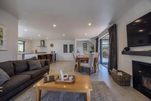 Posezení v ubytování Central Wanaka Escape - 5BR Retreat