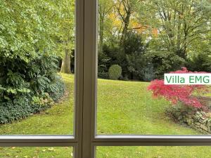 una ventana con vistas a un patio exterior en Luxury Family Holidays Villa in Emsdetten Munster, en Emsdetten