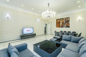 Μια τηλεόραση ή/και κέντρο ψυχαγωγίας στο New Deluxe Apartment