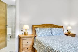 a bedroom with a bed and two lamps on night stands at BayView Luxury 3 Bedroom Apartment First Floor in Downings