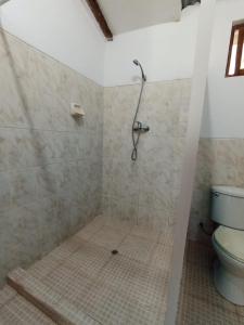 Bilik mandi di INCA COFFEE Lodge Lucmabamba
