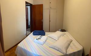 a bedroom with a bed with two towels on it at Apartamento Centro SerraNegra in Serra Negra +21 photos