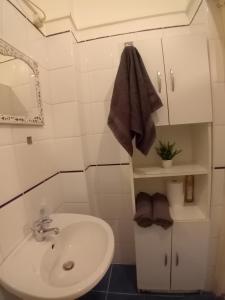 A bathroom at Mozaik Apartman