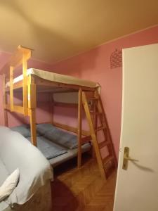 Mozaik Apartman emeletes ágyai egy szobában