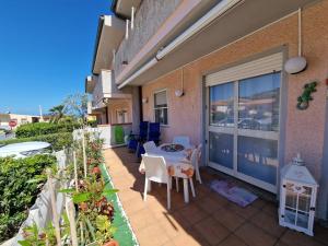 a patio with a table and chairs on a balcony at Casa Orchidea in Castelsardo
