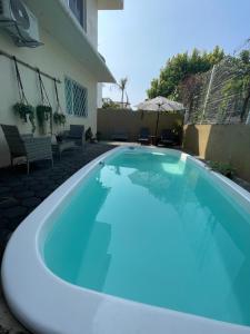 Piscina a Adelfa Suites o a prop