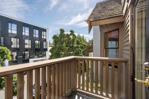 ein Haus mit einer Holzterrasse neben einem Gebäude in der Unterkunft The Vancouver Heritage Home - Mount Pleasant in Vancouver