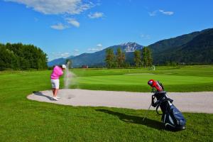 ReisachにあるZitas Ferienwohnungのゴルフ場でゴルフをする者