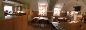 Televízia a/alebo spoločenská miestnosť v ubytovaní Enns Sleep Gasthaus Backhendlstation