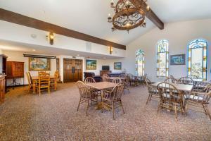 アロヨ・グランデにあるBest Western Casa Grande Innのテーブルと椅子とシャンデリアのあるダイニングルーム