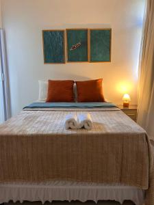 una camera da letto con un letto con due asciugamani sopra di VISTA PARA MAR - Guarapari ES a Guarapari
