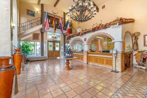 アロヨ・グランデにあるBest Western Casa Grande Innのシャンデリアと旗が飾られた広いロビー +49枚の写真