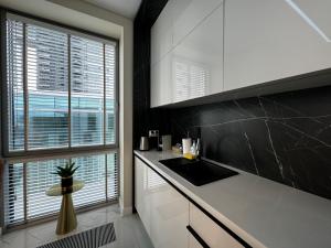 Kuchyňa alebo kuchynka v ubytovaní Apartament Faltom 26 Yacht Park z tarasem