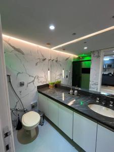 Ένα μπάνιο στο Lindo Apartamento para família Ondina Apart Hotel