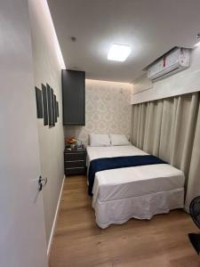 Ένα ή περισσότερα κρεβάτια σε δωμάτιο στο Lindo Apartamento para família Ondina Apart Hotel