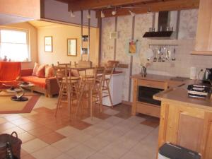 eine Küche und ein Wohnzimmer mit einem Tisch und Stühlen in der Unterkunft Eifelvulkan in Neichen
