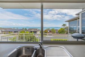 صورة لـ Harbour View - Maraetai Holiday Home في أوكلاند