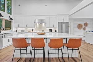 Foto dalla galleria di NEW LISTING - Upscale Coastal Ranch - Private Pool & Spa - 13 Planters Wood Ct a Hilton Head Island