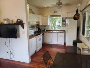 Η κουζίνα ή μικρή κουζίνα στο #8 Ocean view Beach Front Bungalow 2nd Row