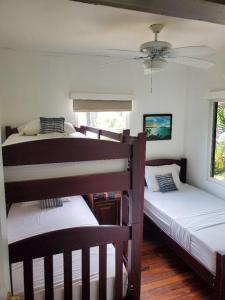 Ένα ή περισσότερα κρεβάτια σε δωμάτιο στο #8 Ocean view Beach Front Bungalow 2nd Row