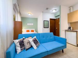 a blue couch with pillows on it in a living room at Estudio en el centro in Reus