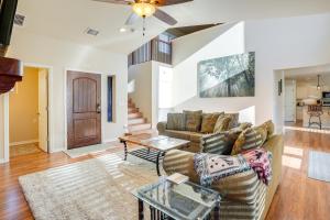 プレスコットにある4 Mi to Hiking! Prescott Home with Furnished Patioのソファとテーブルのあるリビングルーム