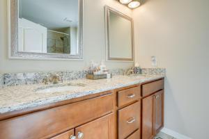 プレスコットにある4 Mi to Hiking! Prescott Home with Furnished Patioの洗面台と鏡のあるバスルーム +18枚の写真